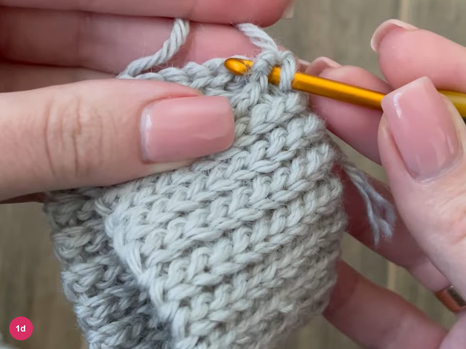 Folded ribbed band with the hook at its top edge where the ends are joined