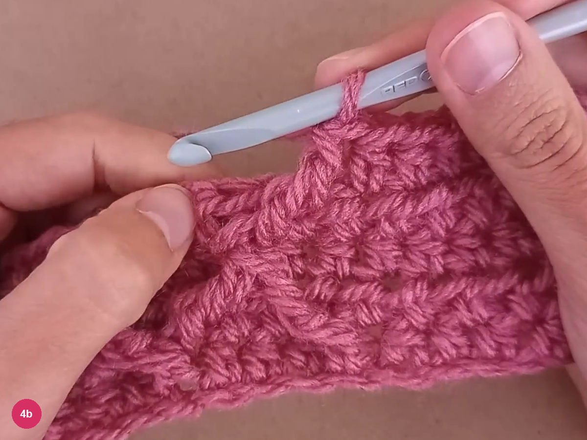 Single tall raised stitch rising along the edge of the diamond band