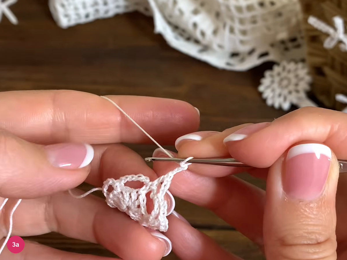 White crochet arches alternate between a double crochet post and a low single crochet anchor