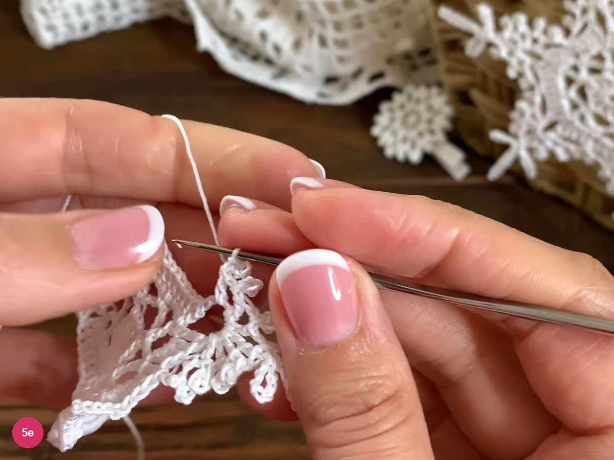 The second side of the lace branch carries three smaller picot loops