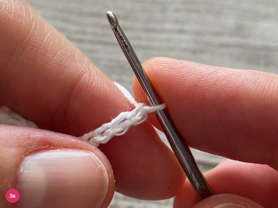 Six-chain strand extending from the center toward the hook