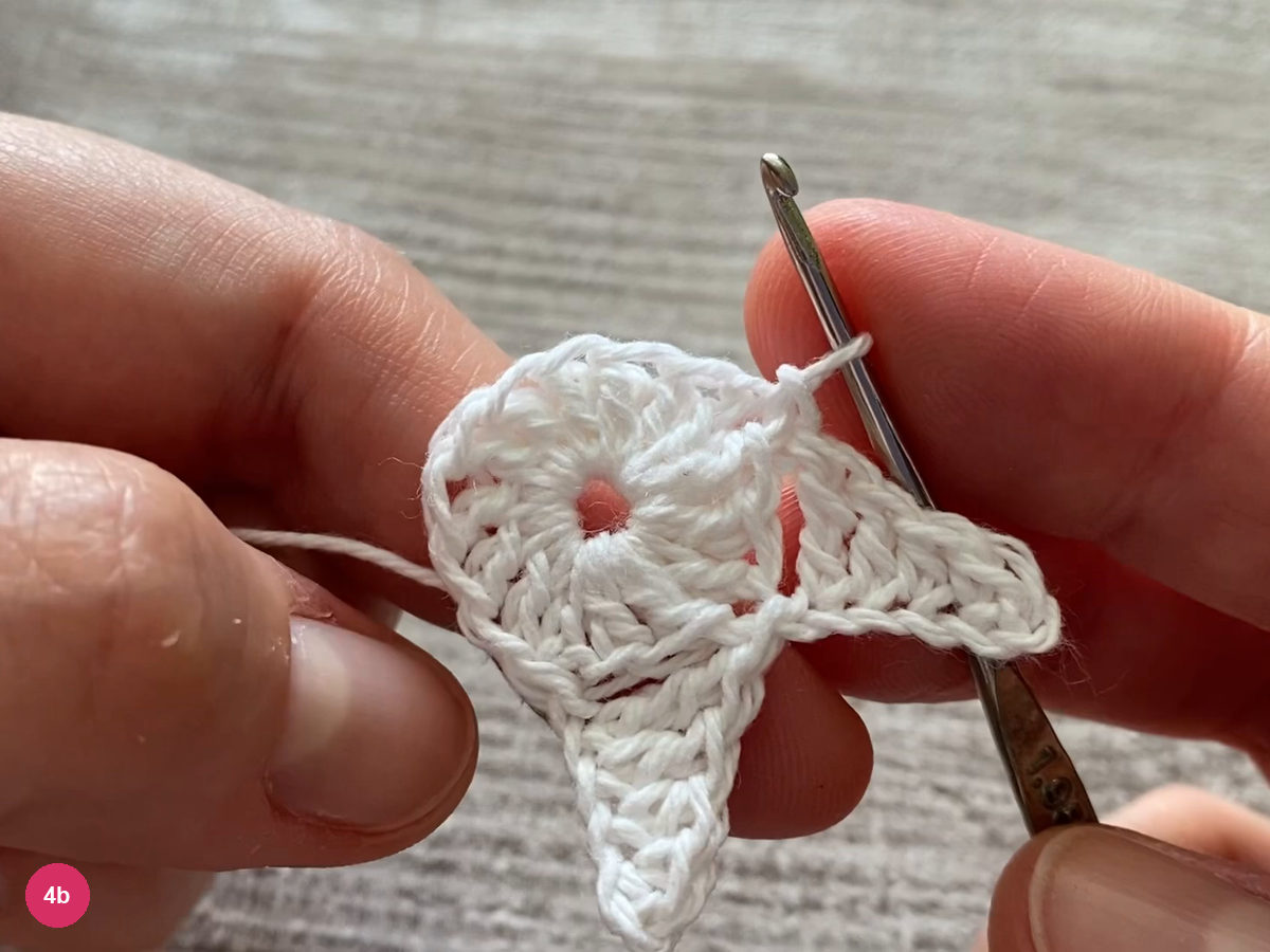 Two tapered white points attached to the circular center