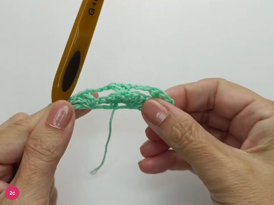 The support row has V-stitches at both edges and the center.
