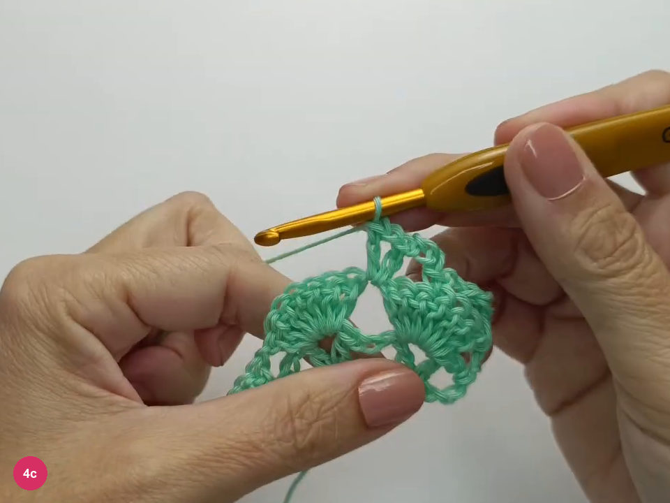A V-stitch occupies the gap between neighboring fans.
